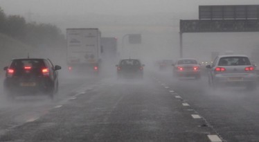 Tổng hợp các tình huống gây nguy hiểm khi bạn lái xe ô tô dưới trời mưa bão